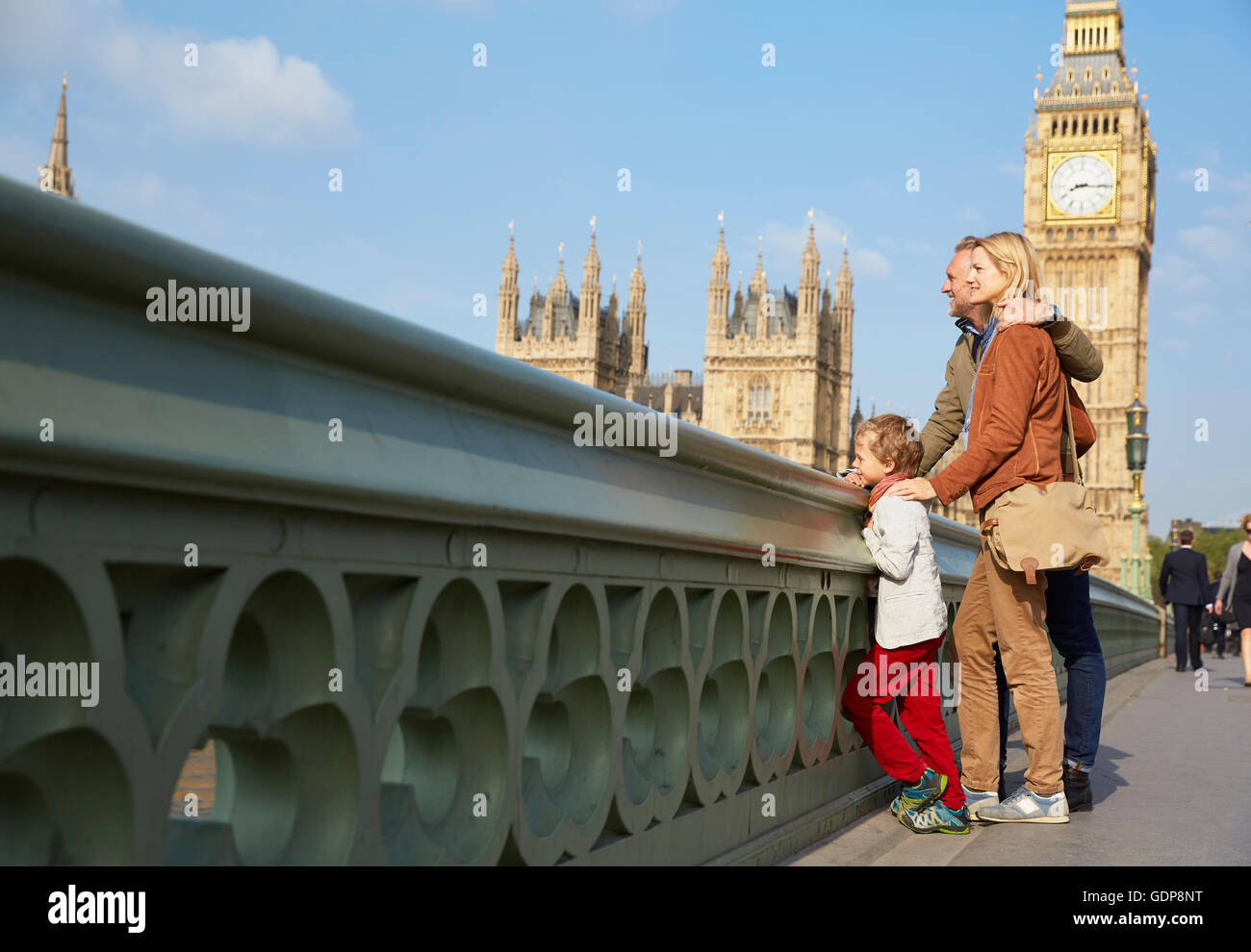 La famiglia sul Westminster Bridge cercando di visualizzare Foto Stock