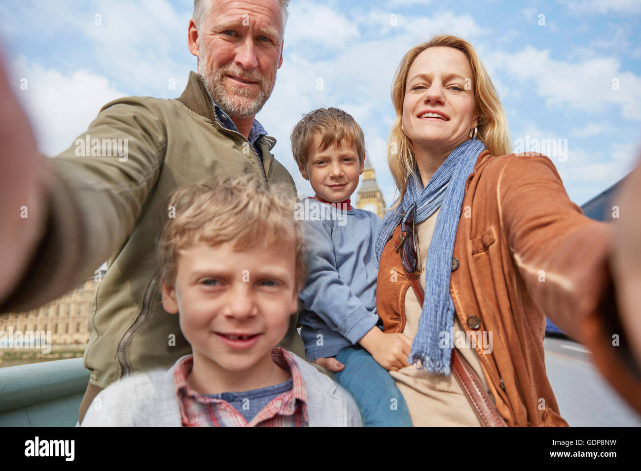 Famiglia tenendo selfie guardando sorridente della fotocamera Foto Stock
