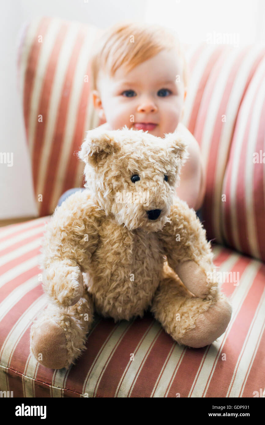 Ritratto di carino della bambina e orsacchiotto Foto Stock