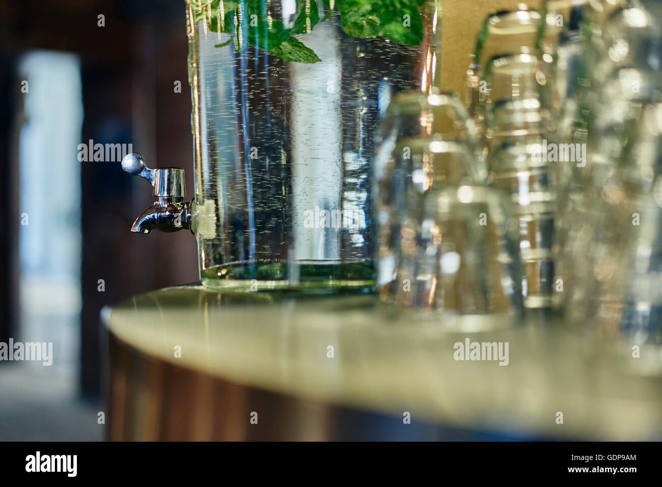 Pila di bicchieri e dello scambiatore di calore acqua sul contatore nel coffee shop Foto Stock
