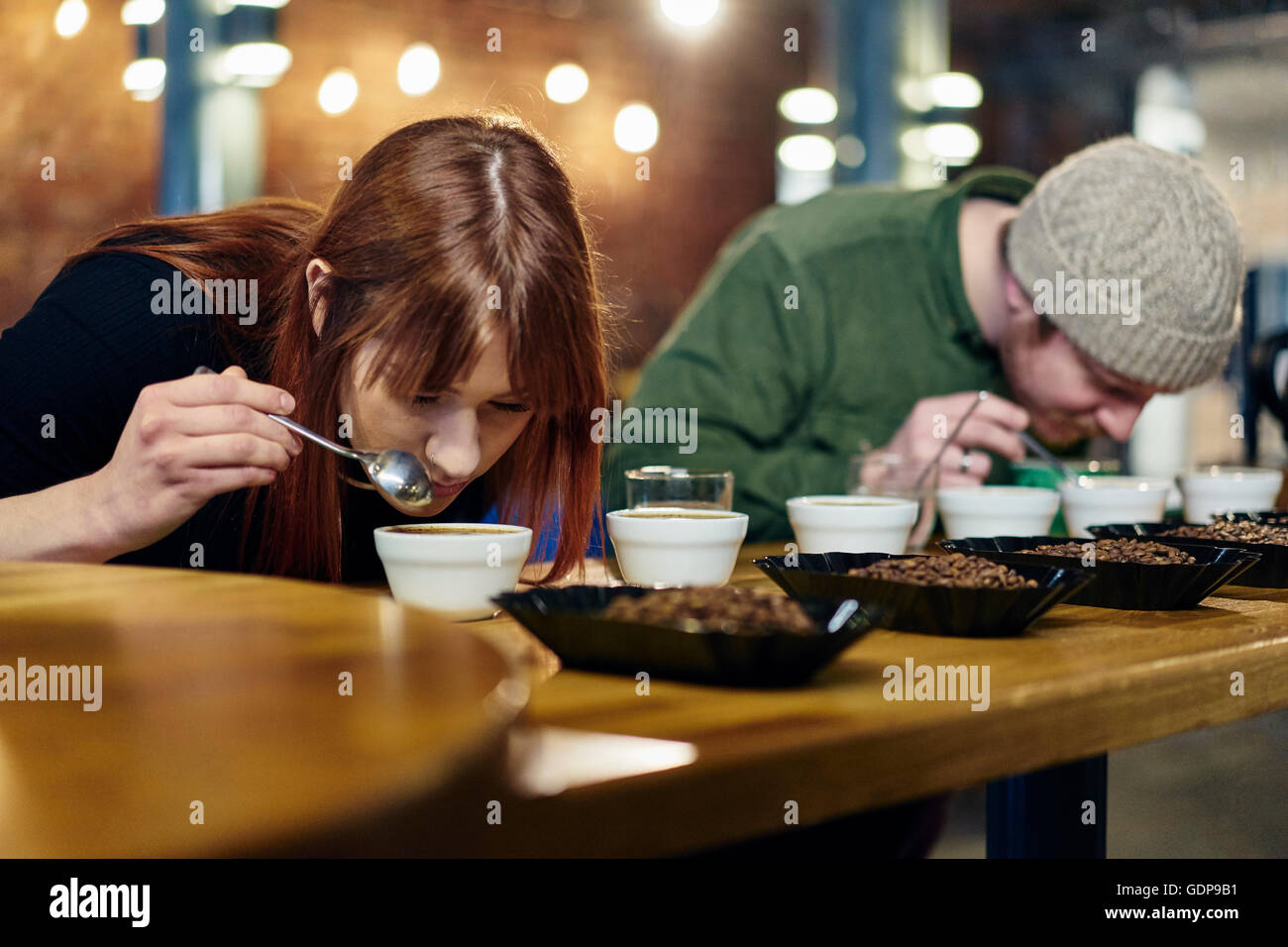 Coffee shop team odore di bocce di caffè e caffè in grani alla degustazione Foto Stock