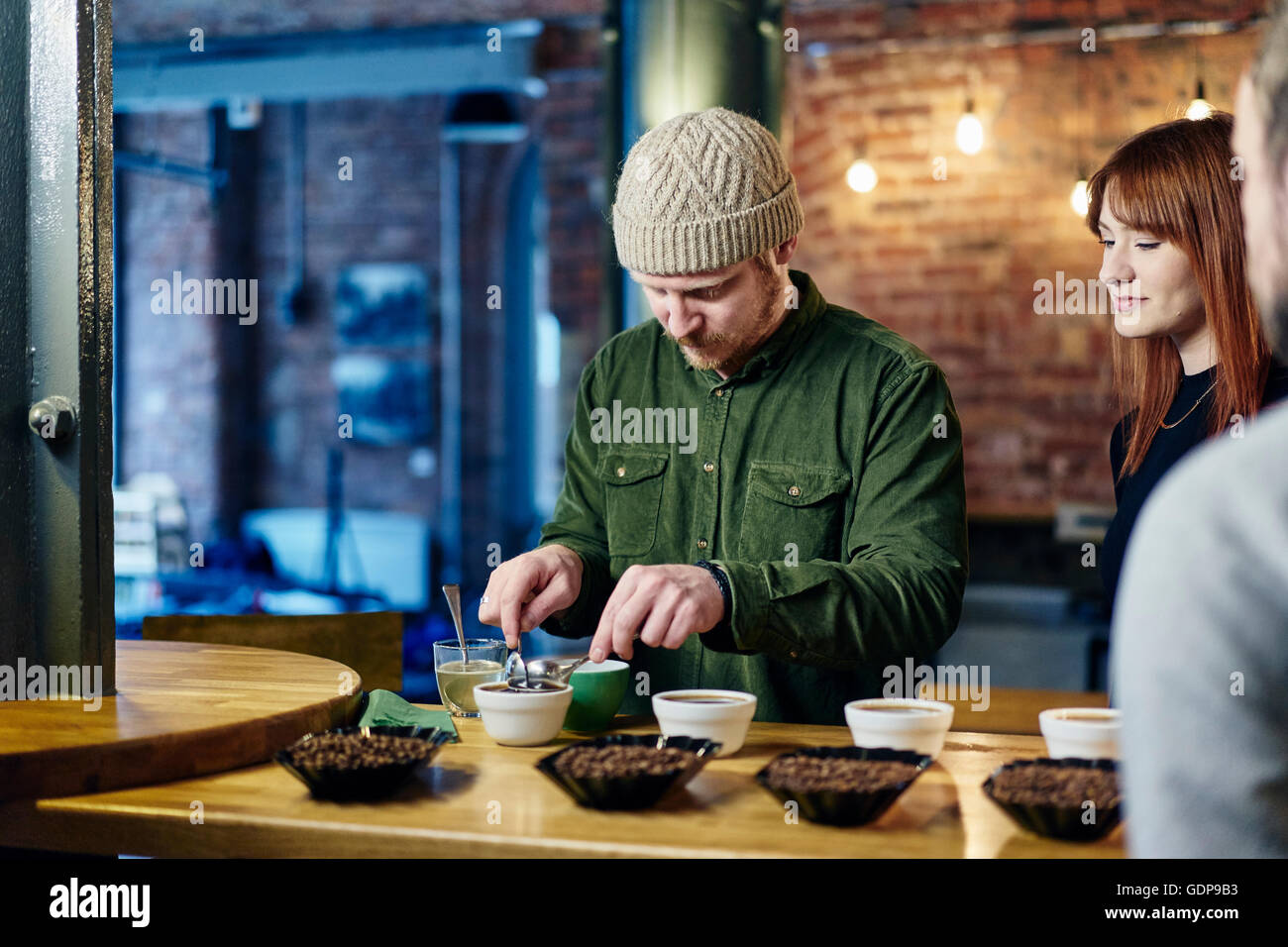 Coffee shop team preparazione di bocce di caffè e caffè in grani alla degustazione Foto Stock