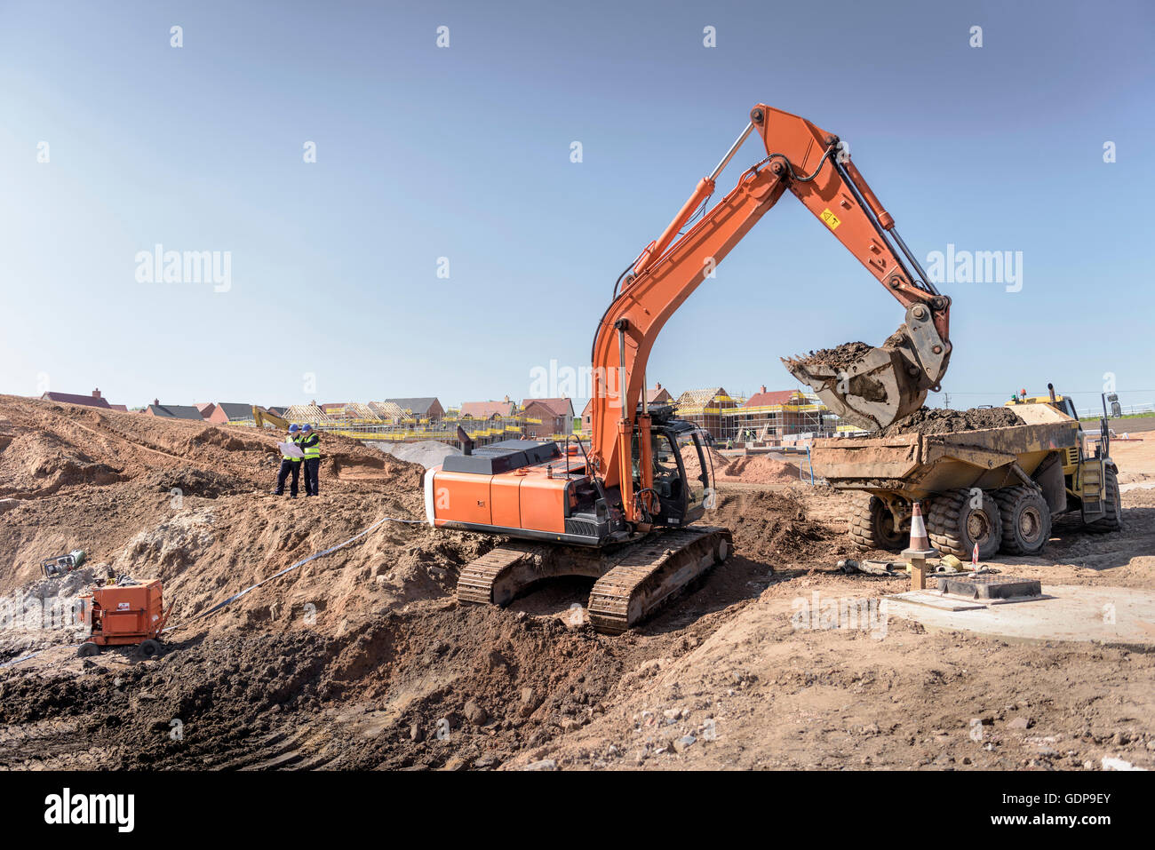 Escavatore terra in movimento sull'alloggiamento in cantiere Foto Stock