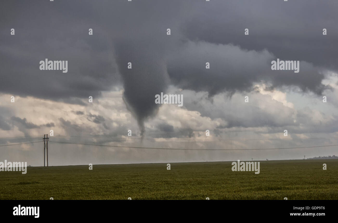 Una molto grande imbuto cloud siede piedi da terra, minacciando un tornado è imminente Foto Stock