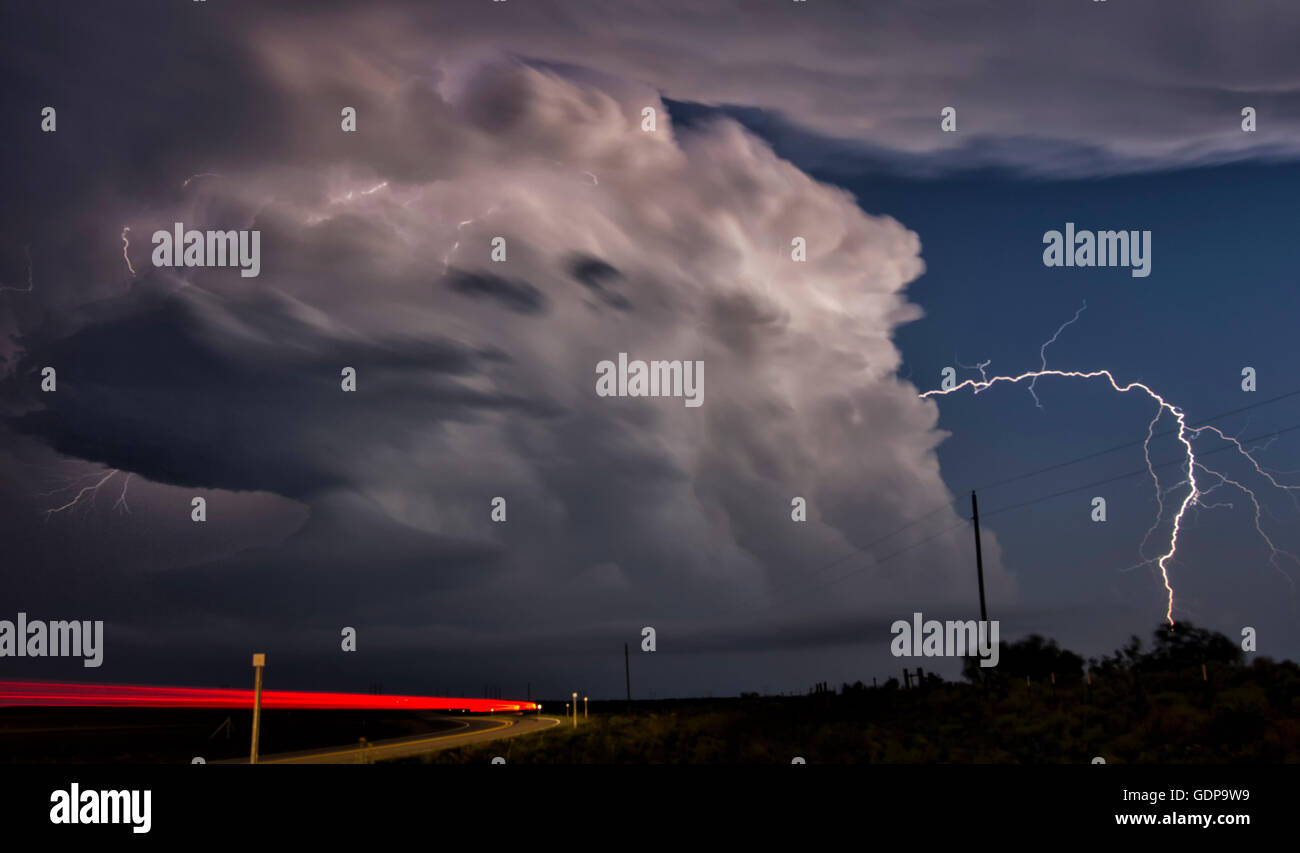 Veicolo sentieri di luce e di fulmine arcing lateralmente dalla nube di tempesta Foto Stock