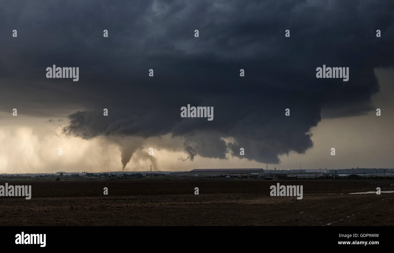 Un polveroso tornado tocca giù vicino a Dodge City, Kansas, STATI UNITI D'AMERICA Foto Stock