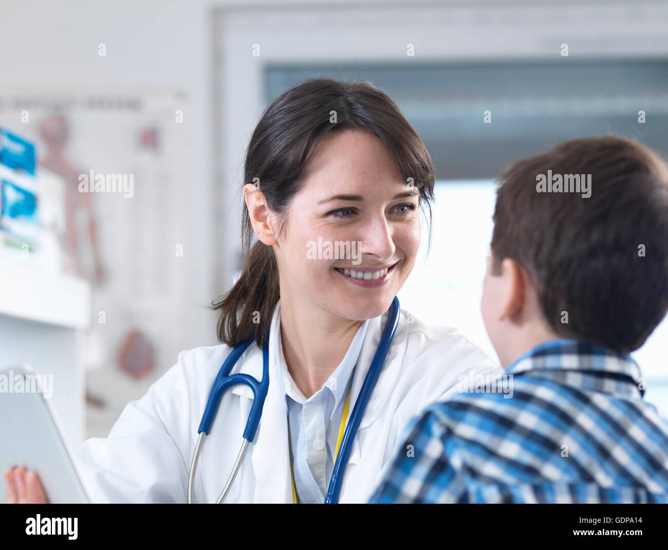 Medico sorridente al ragazzo Foto Stock