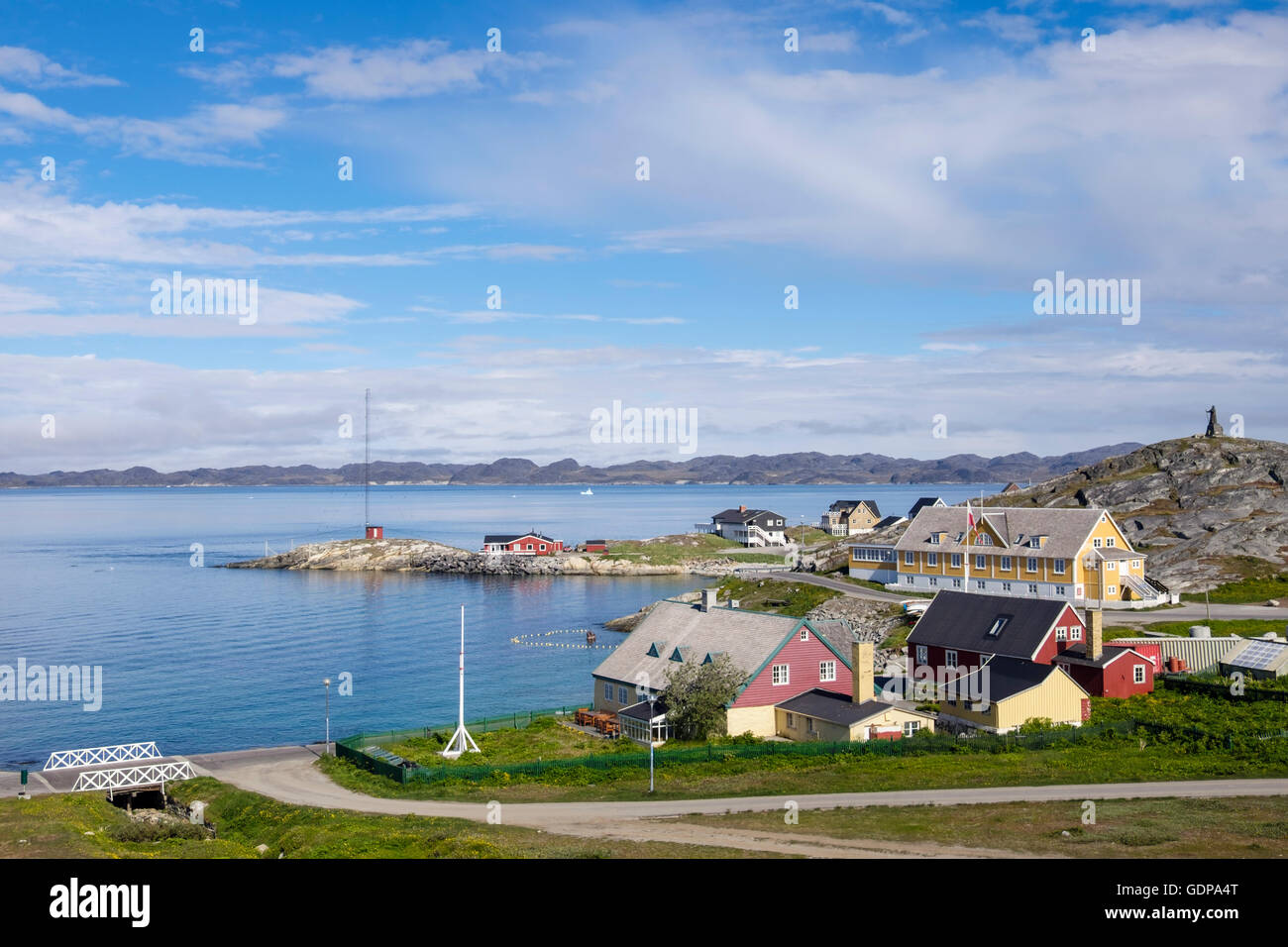 Panoramica della città vecchia e il porto con Hans Egede House 1728 più vecchio in paese e sede di governo ufficiale ricevimenti. Nuuk Groenlandia Foto Stock