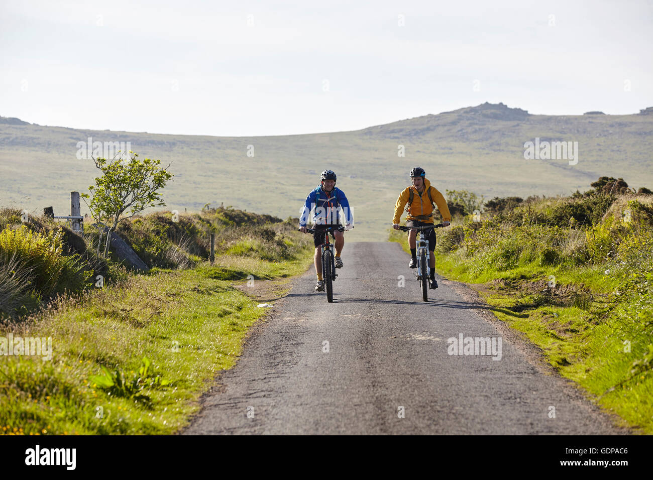 Vista frontale dei ciclisti ciclismo su strada rurale Foto Stock