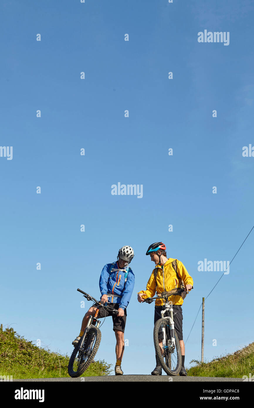I ciclisti utilizza lo smartphone attaccato alla bicicletta Foto Stock