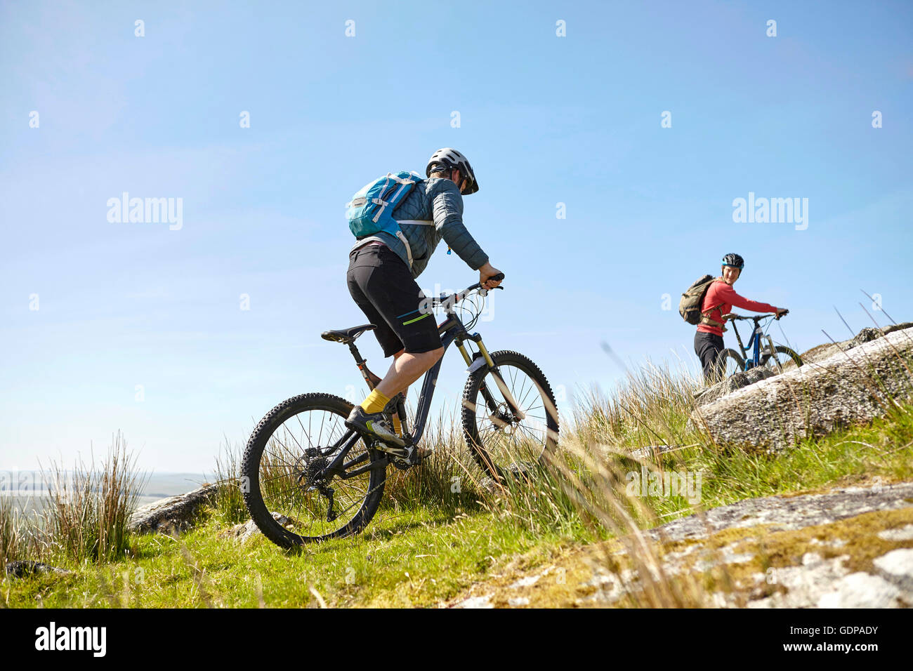 I ciclisti escursioni in bicicletta fino hillside Foto Stock