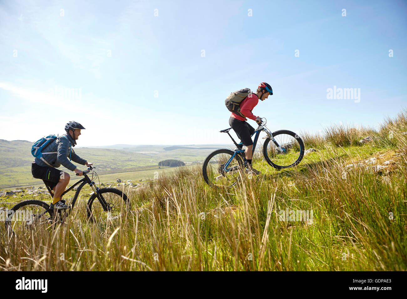 I ciclisti escursioni in bicicletta fino hillside Foto Stock