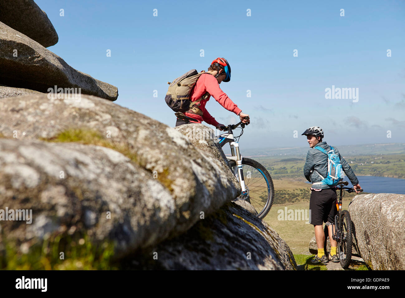 I ciclisti con biciclette sul promontorio roccioso Foto Stock