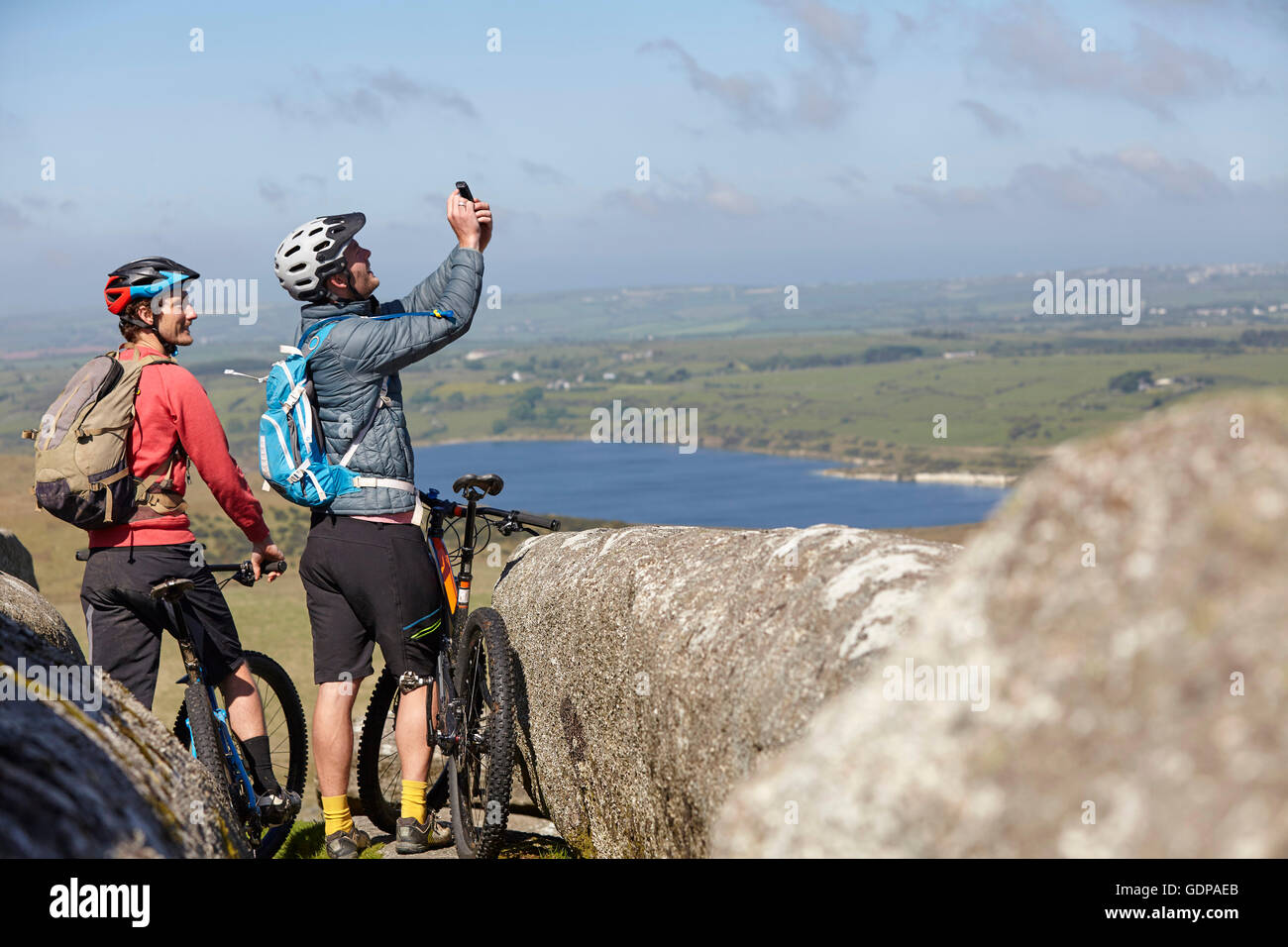 I ciclisti con biciclette sul promontorio roccioso di prendere foto Foto Stock