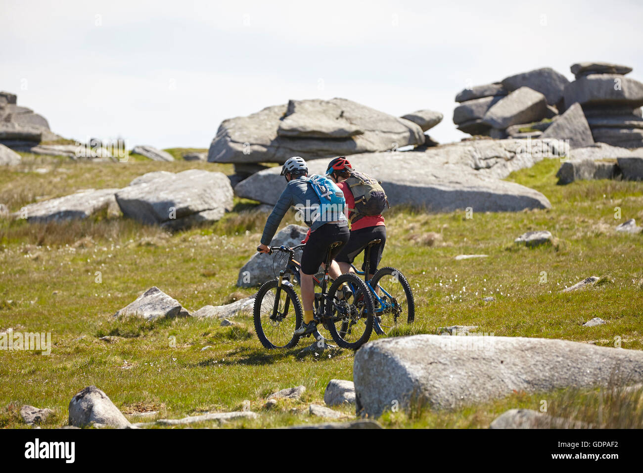 I ciclisti escursioni in bicicletta sulla collina rocciosa Foto Stock