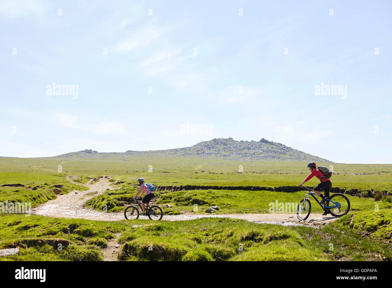 I ciclisti escursioni in bicicletta sul percorso in collina Foto Stock