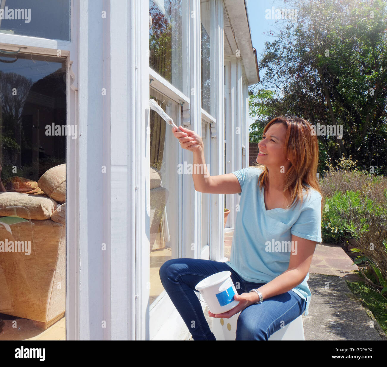 Donna dipinto sul telaio di una finestra Foto Stock