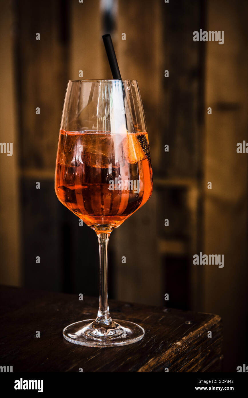 Bicchiere di Aperol spritz drink Foto Stock