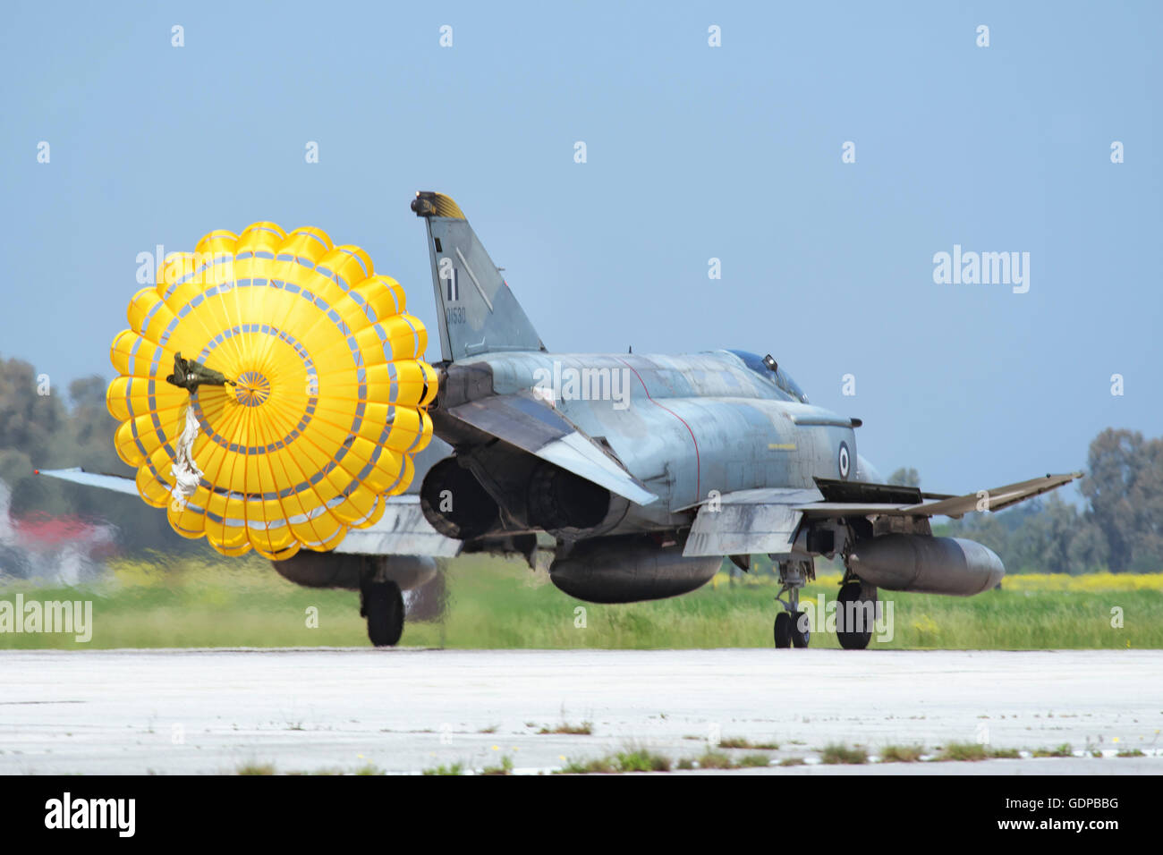 Hellenic Air Force F-4E (AUP) Phantom II atterraggio con paracadute implementati a Andravida, Grecia, durante l'esercizio internazionale Foto Stock