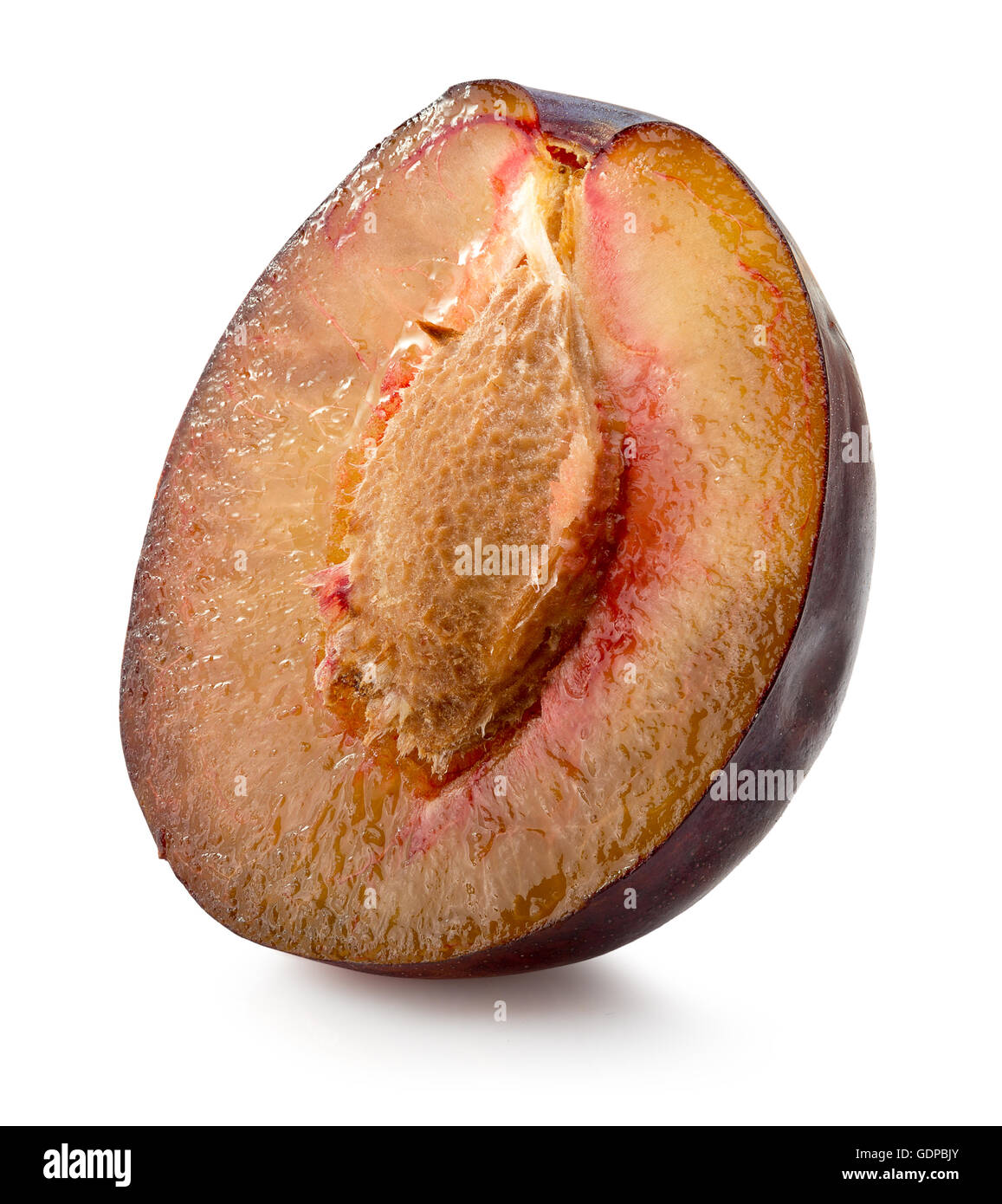 La metà di prugna isolato su uno sfondo bianco. Foto Stock