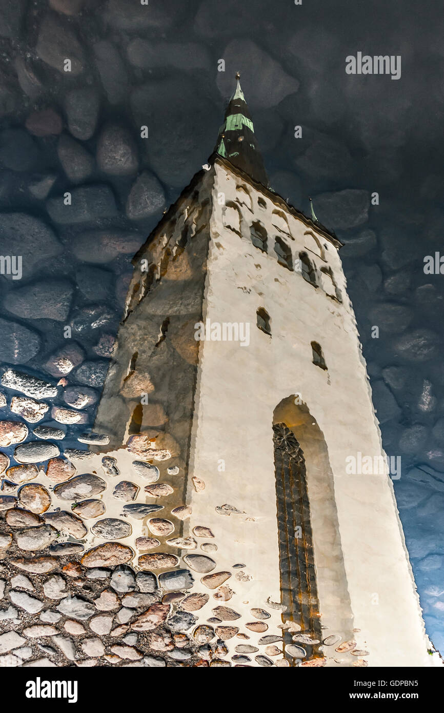 La riflessione di san Olaf chiesa torre sull'acqua a Tallinn in Estonia Foto Stock