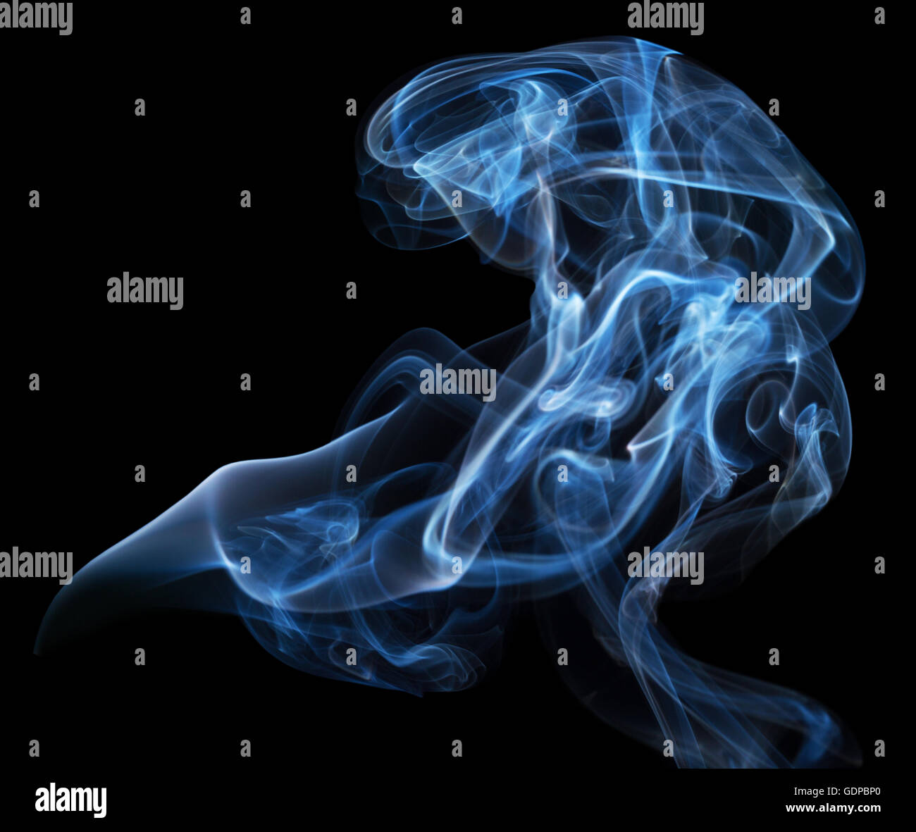 Fumo blu su sfondo nero. Foto Stock