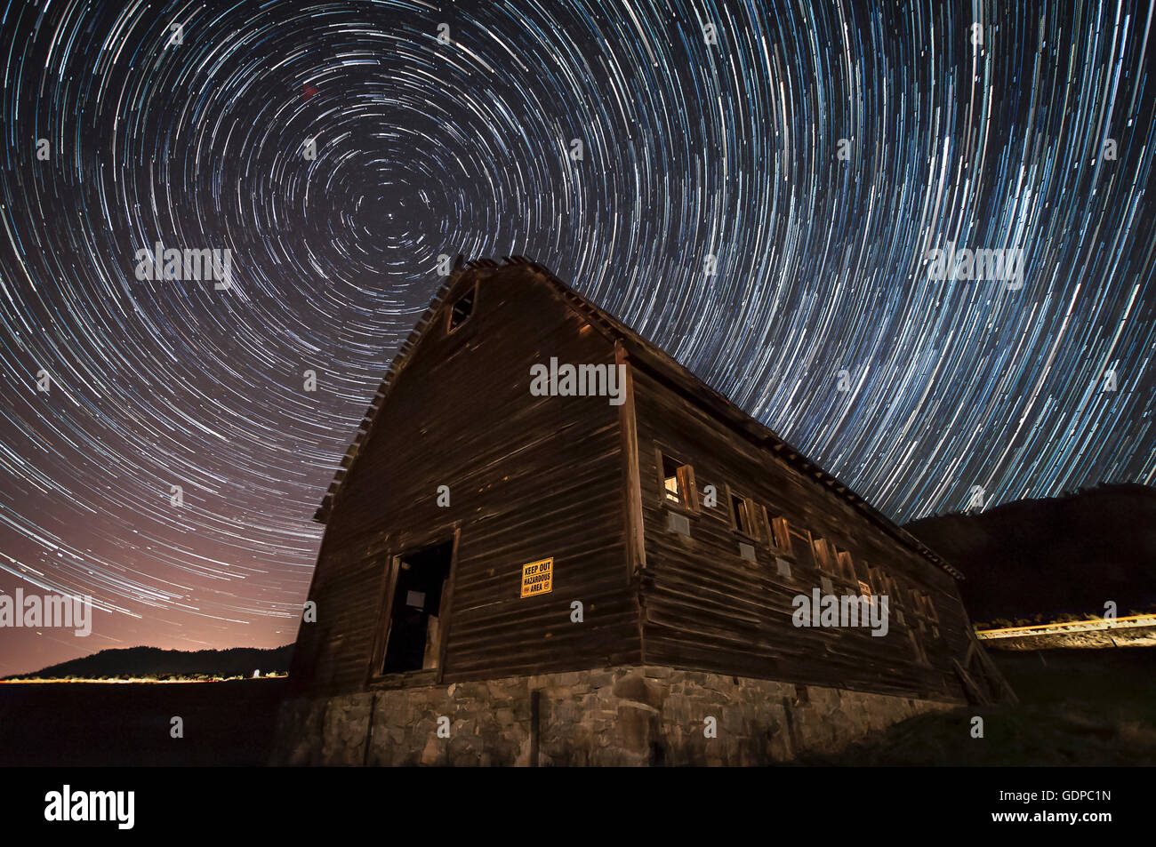 Una lunga esposizione delle stelle nel cielo notturno, Haynes Ranch edifici Progetto di Conservazione, Oliver, British Columbia, Canada Foto Stock