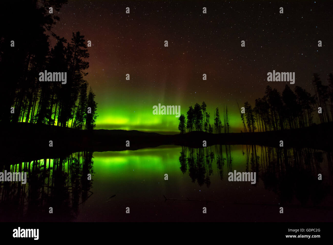 Aurora boreale su Ellis serbatoio, Okanagan Valley, Penticton, British Columbia, Canada Foto Stock