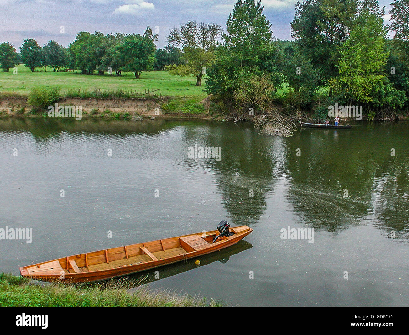 Fisherman's barca sul fiume Thouet a Saumur, Francia Foto Stock