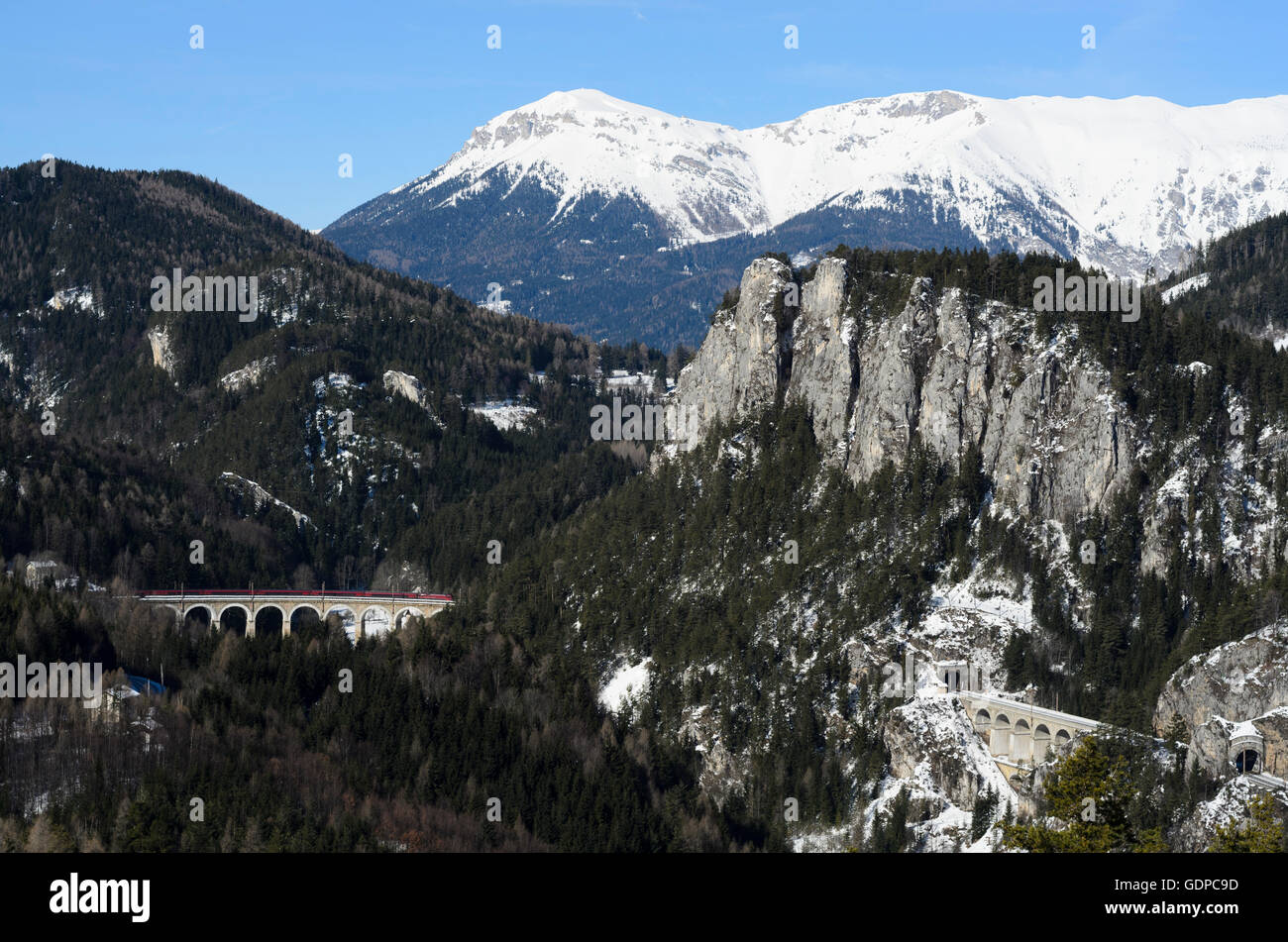 Semmering: vista dal 20 shilling viste per la Ferrovia di Semmering con il Kalte Rinne viadotto (sinistra) e l'Polleroswand (centro Foto Stock