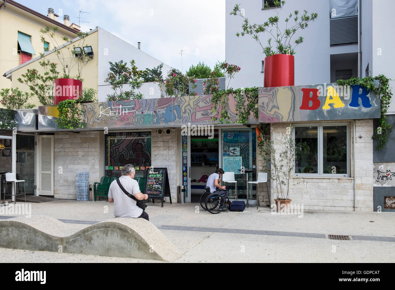 Keith Haring cafe e bar di fronte alla sua murale di Pisa, Toscana, Italia Foto Stock