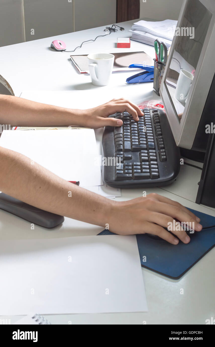 Le mani umane lavorando sul computer in ufficio. Messa a fuoco selettiva. Foto Stock