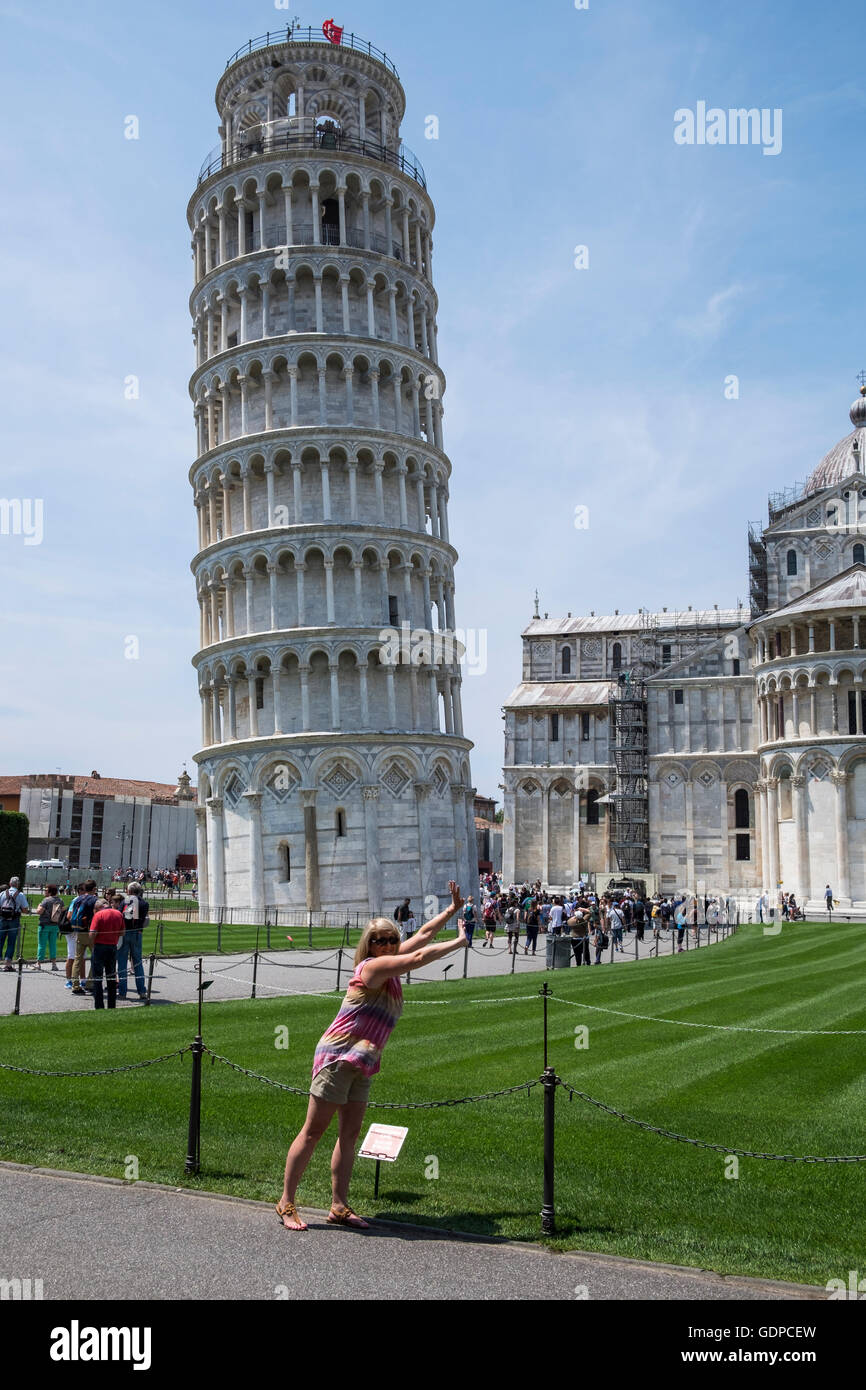 I turisti alla torre pendente di Pisa in posa di assurdo pone per le fotografie, Pisa, Toscana, Italia Foto Stock