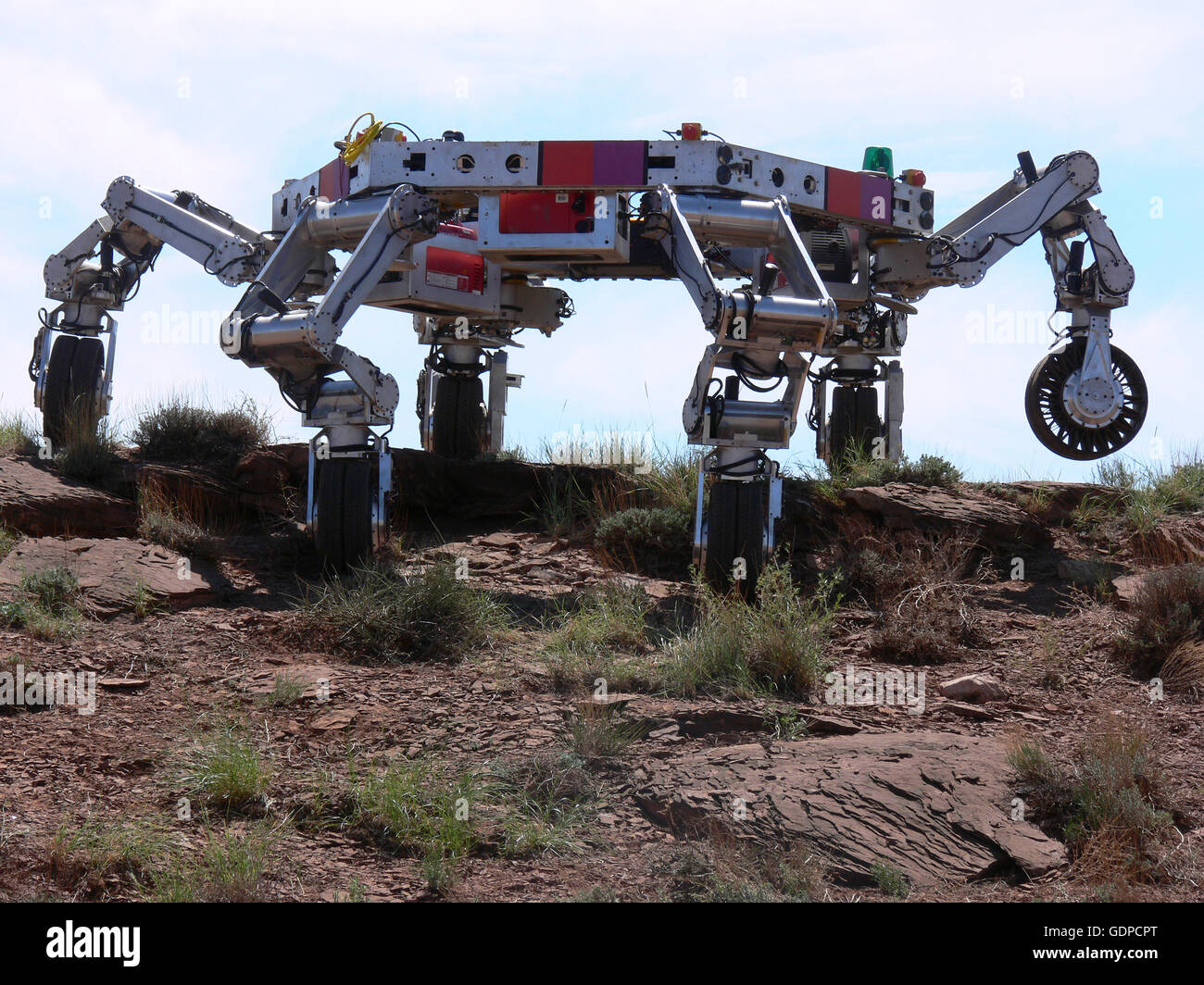 L'ATLETA robotica Rover lunari come si inerpica verso la cima di una collina. Foto Stock