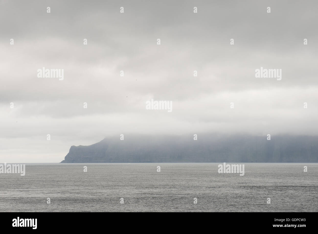 Tipico paesaggio sulle isole Faerøer, con acqua e con acqua e scogliere Foto Stock