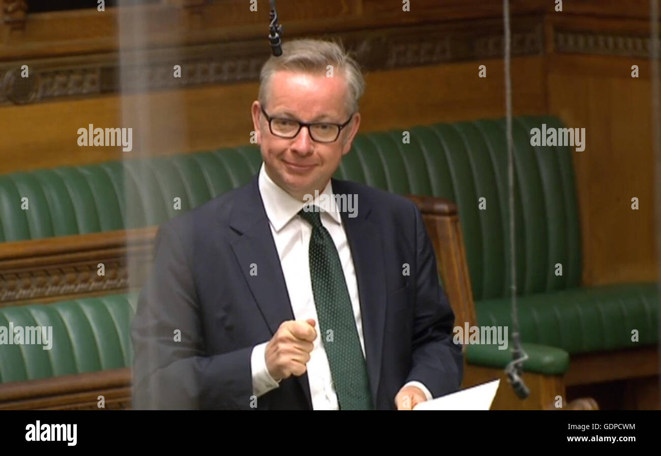 Michael Gove sorrisi nella House of Commons come ha scherzato la sua mancanza di capelli biondi è dietro la sua mancanza di potenza in Theresa Maggio del nuovo governo. Foto Stock