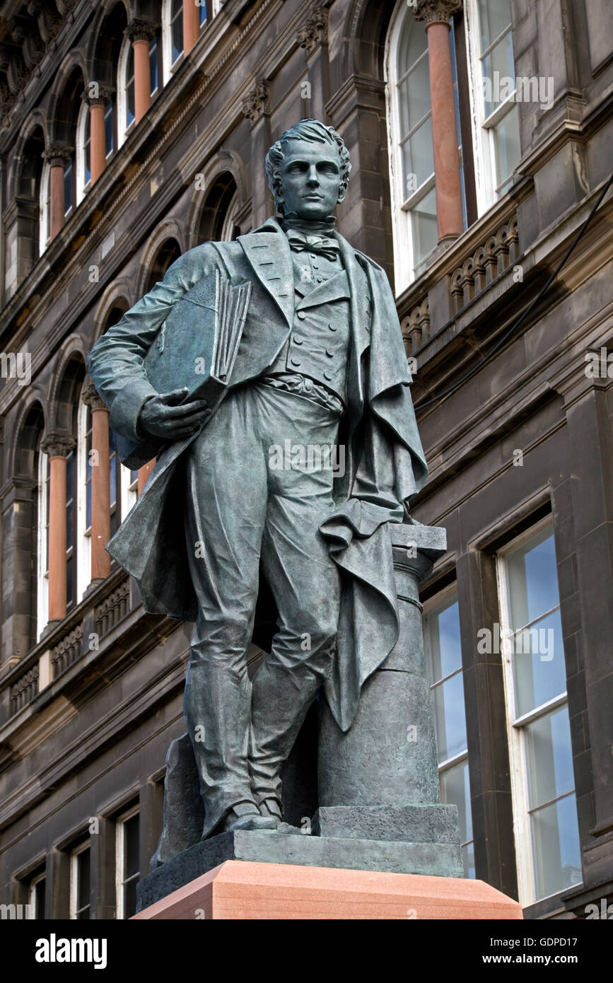 La statua di architetto scozzese William Henry Playfair all'esterno del Museo di Scozia nelle camere Street, Edimburgo. Foto Stock