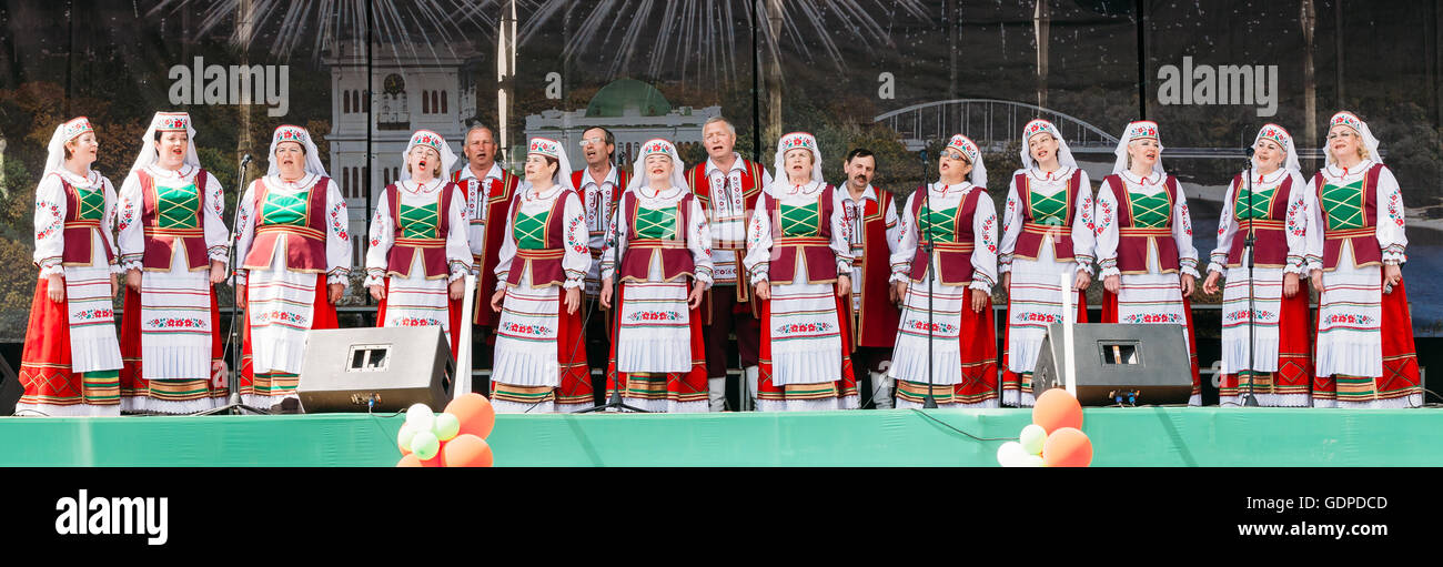 Gomel, Bielorussia - 9 Maggio 2015: Sconosciuto gruppo di donne in vestiti nazionali alla celebrazione del settantesimo anniversario della liberazione di essere Foto Stock