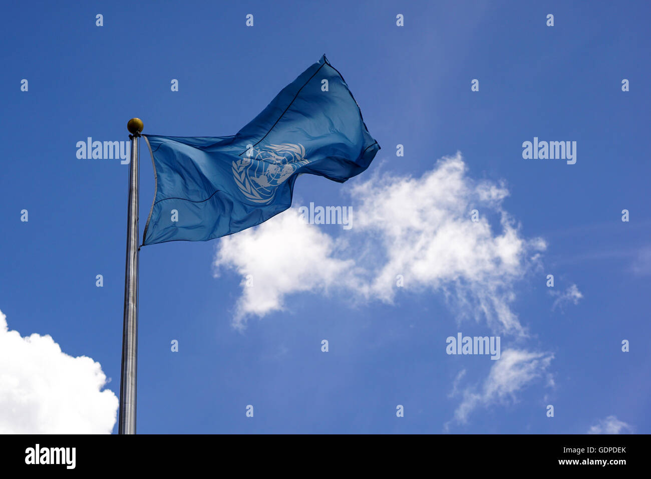 Bandiera delle nazioni unite presso la sede delle Nazioni Unite a New York Foto Stock