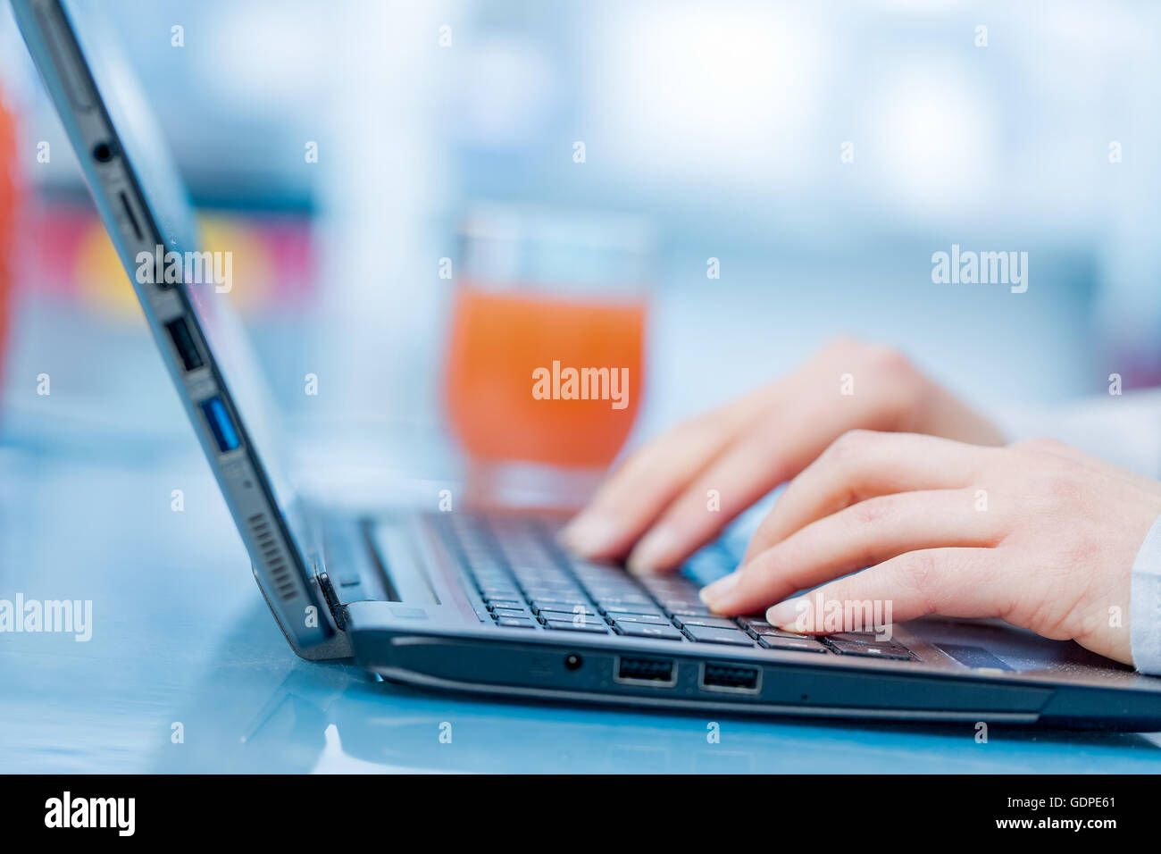 Le mani sulla tastiera mattina e succo di mattina Foto Stock