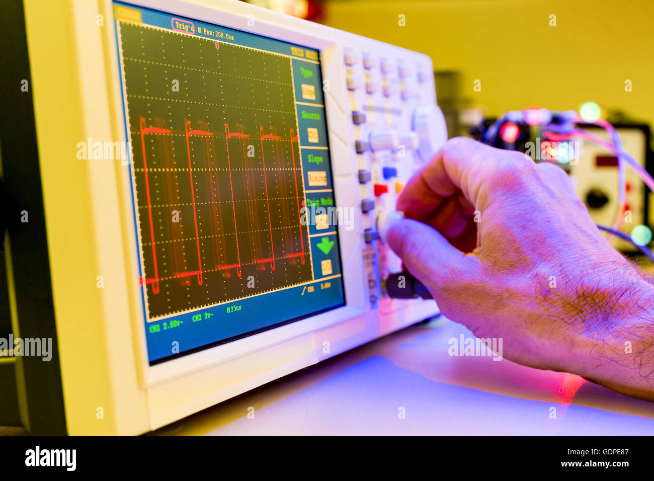 Utilizzando il Oscillograph laboratorio di elettronica Foto Stock