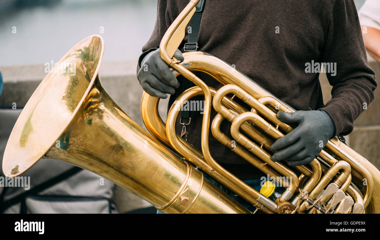 Suonatore ambulante di strada di eseguire brani jazz all'esterno. Chiusura del tubo di grandi dimensioni Foto Stock