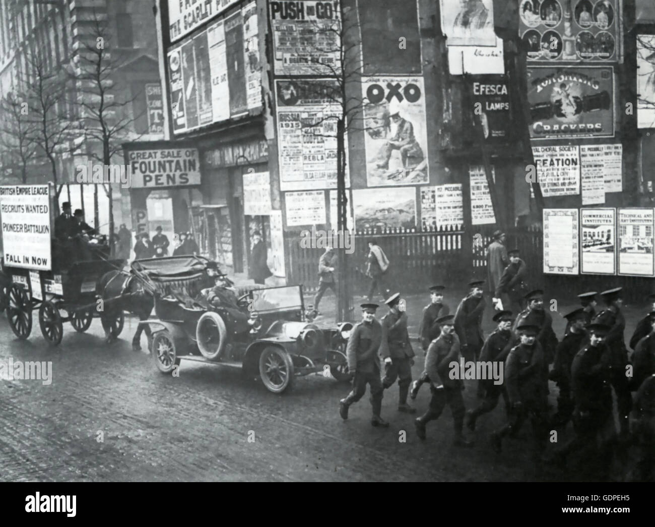 La prima guerra mondiale un dignitario locale diventa un giro mentre i membri del re Royal Rifle Corps slog su una unità di reclutamento a Londra nel 1915 Foto Stock