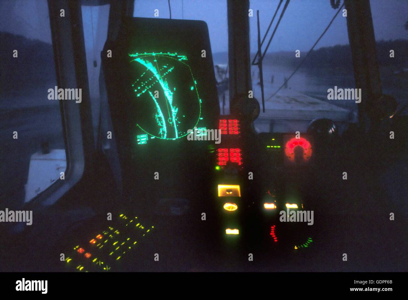 Spintore la barca con una chiatta per il trasporto di merci in navigazione sul fiume Po (Italia), la schermata del radar di navigazione Foto Stock