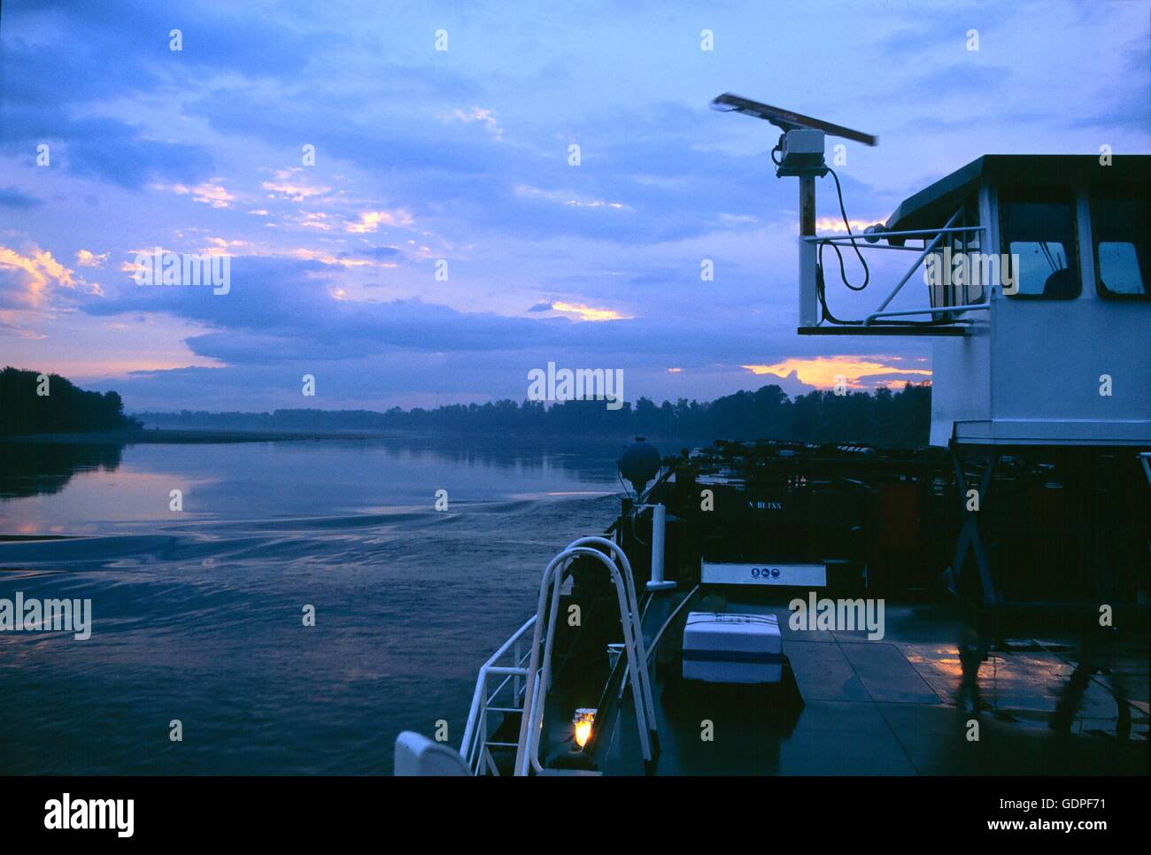 Spintore la barca con una chiatta per il trasporto di merci in navigazione sul fiume Po (Italia) Foto Stock