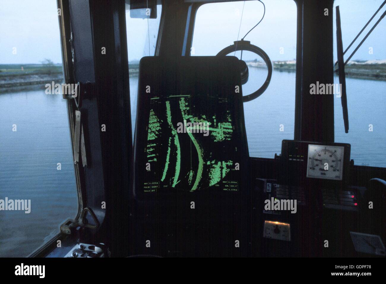 Spintore la barca con una chiatta per il trasporto di merci in navigazione sul fiume Po (Italia), la schermata del radar di navigazione Foto Stock