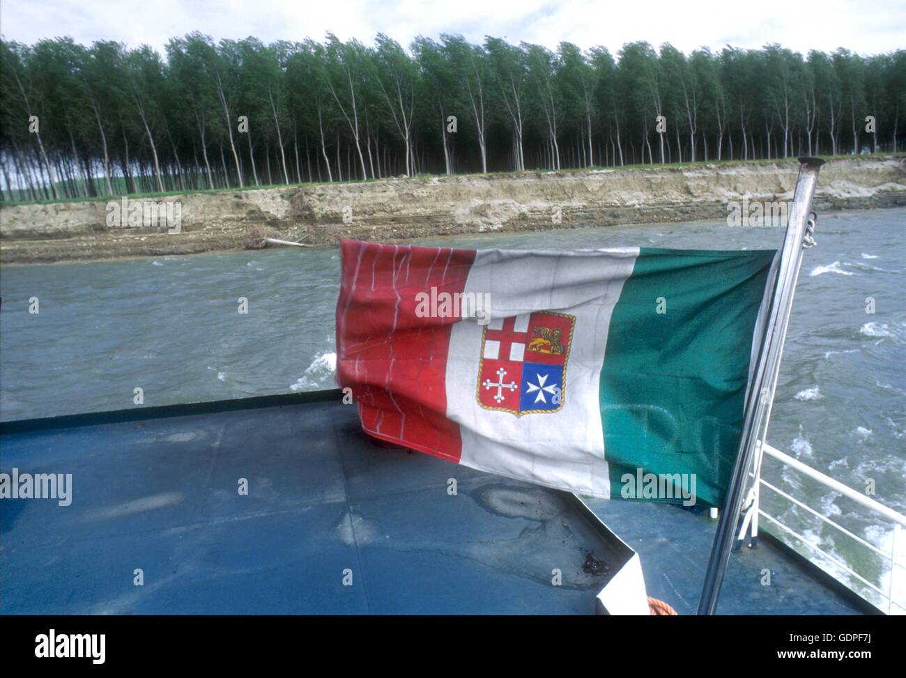 Spintore la barca con una chiatta per il trasporto di merci in navigazione sul fiume Po (Italia) Foto Stock