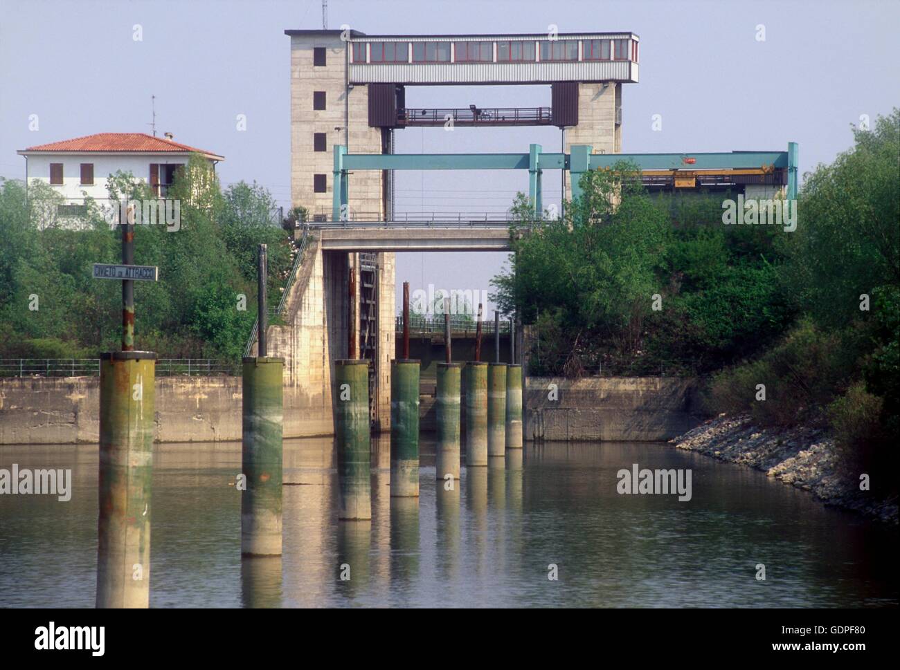 Navigazione sul fiume Po, serratura della Conca S. Leone a Foce Mincio (Governolo, Mantova) Foto Stock