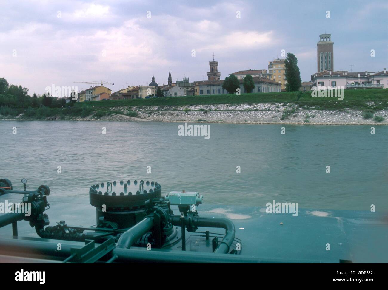 Spintore la barca con una chiatta per il trasporto di merci in navigazione sul fiume Po (Italia) Foto Stock