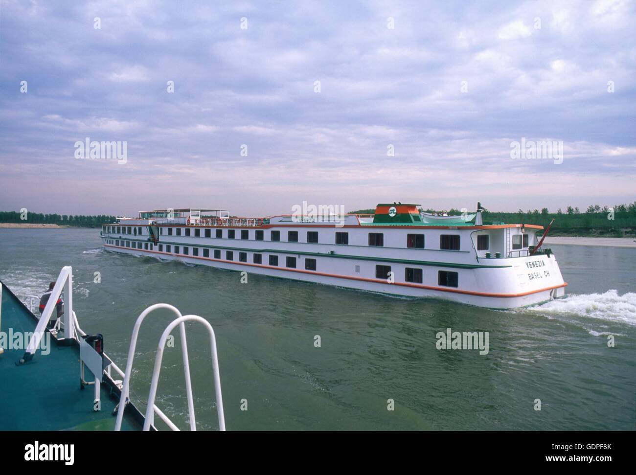 Imbarcazione turistica in navigazione sul fiume Po (Italia settentrionale) Foto Stock